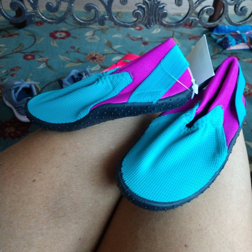 NWT little kids watershoes